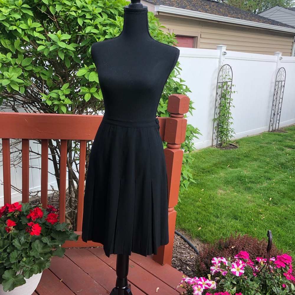 Elegant Ann Taylor (d.b waldo) Los Angeles Black Pleated Skirt